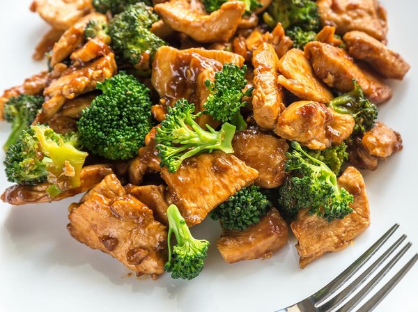 Gurih Sehat dalam Satu Sajian! Ayam Tumis Brokoli Saus Tiram Ala Restoran